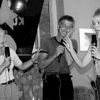 1995. Kuvassa vasemmalta Sari Siikander, Simo Routarinne, Outi Mäenpää