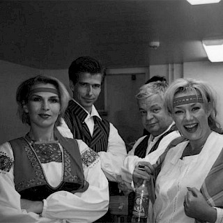 2000. Teatterikisojen 2000 Stella Polariksen kotijoukkue vasemmalta: Sari Havas, Simo Routarinne, Sari Siikander