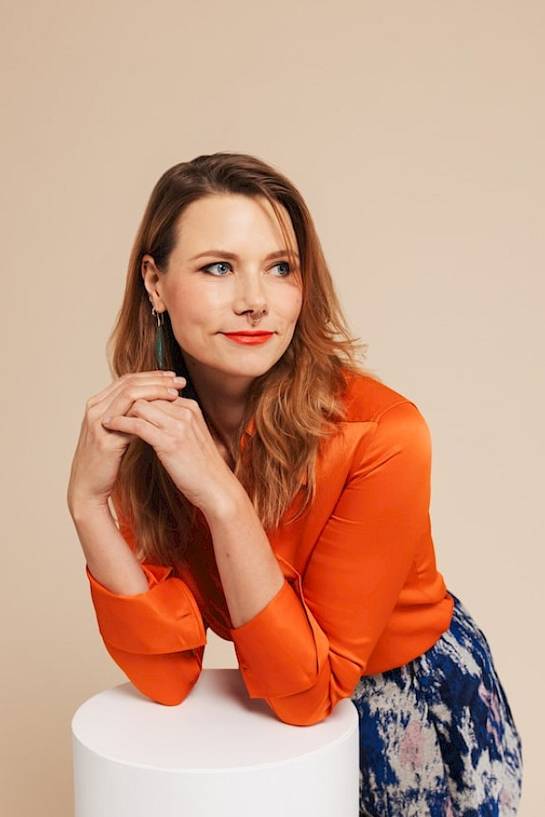 June Horton-White, valosuunnittelija