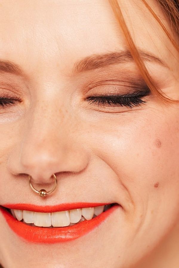 June Horton-White, valosuunnittelija